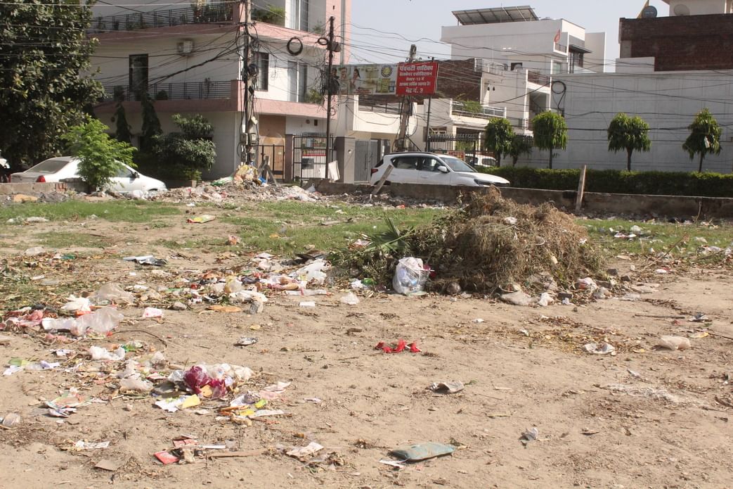 52....वार्ड में बने श्री राधा वाटिका के बार जता कुड़ा। संवाद