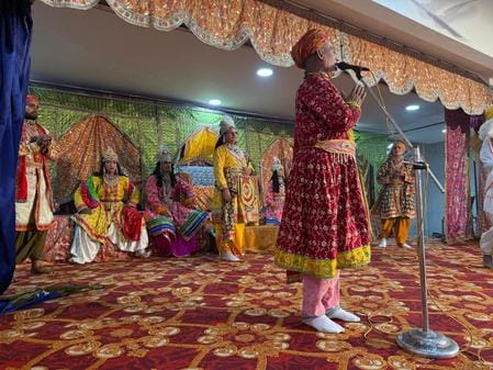 अंबाला छावनी के खुखरैन भवन में श्री रामलीला का मंचन देखते भक्त व श्रद्धालु। प्रवक्ता अंबाला छावनी के खुखरैन भवन में श्री रामलीला का मंचन देखते भक्त व श्रद्धालु। प्रवक्ता