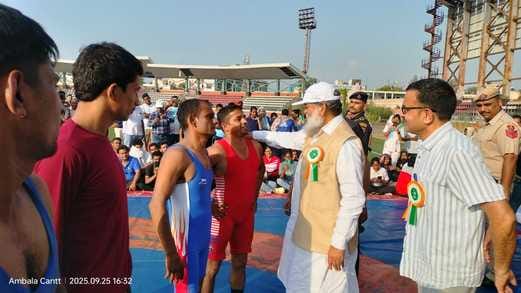 अंबाला कैंट के फारुखा खालसा स्कूल में कबड्डी खेलती हुई महिलाएं: संवाद