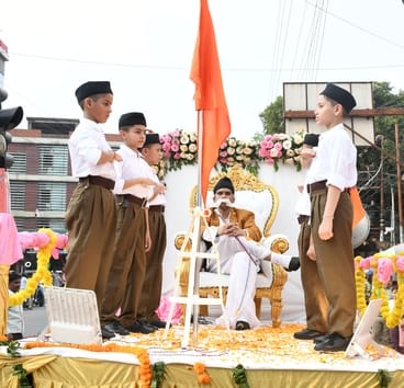 अग्रसेन जयंती के अवसर पर निकाली गई शोभा यात्रा में ऊंट पर सवार बच्चे। संवाद अग्रसेन जयंती के अवसर पर निकाली गई शोभा यात्रा में ऊंट पर सवार बच्चे। संवाद