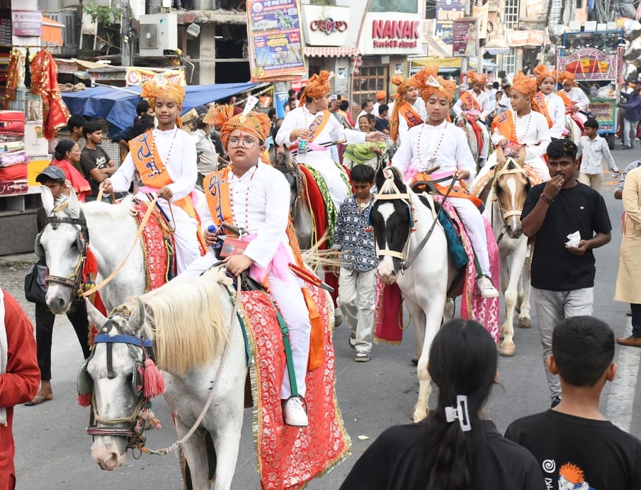 अग्रसेन जयंती के अवसर पर निकाली गई शोभा यात्रा में ऊंट पर सवार बच्चे। संवाद अग्रसेन जयंती के अवसर पर निकाली गई शोभा यात्रा में ऊंट पर सवार बच्चे। संवाद
