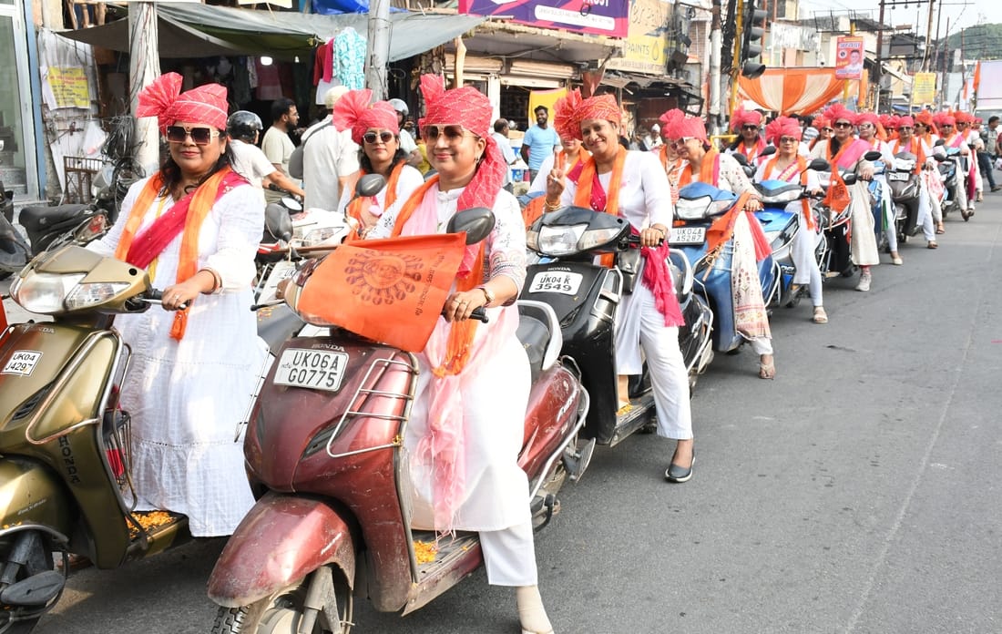 अग्रसेन जयंती के अवसर पर निकाली गई शोभा यात्रा में ऊंट पर सवार बच्चे। संवाद अग्रसेन जयंती के अवसर पर निकाली गई शोभा यात्रा में ऊंट पर सवार बच्चे। संवाद