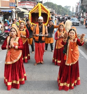 अग्रसेन जयंती के अवसर पर निकाली गई शोभा यात्रा में ऊंट पर सवार बच्चे। संवाद अग्रसेन जयंती के अवसर पर निकाली गई शोभा यात्रा में ऊंट पर सवार बच्चे। संवाद