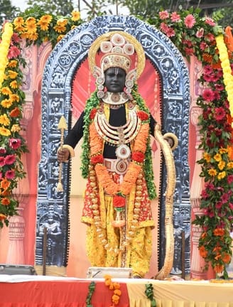 अग्रसेन जयंती के अवसर पर निकाली गई शोभा यात्रा में ऊंट पर सवार बच्चे। संवाद अग्रसेन जयंती के अवसर पर निकाली गई शोभा यात्रा में ऊंट पर सवार बच्चे। संवाद