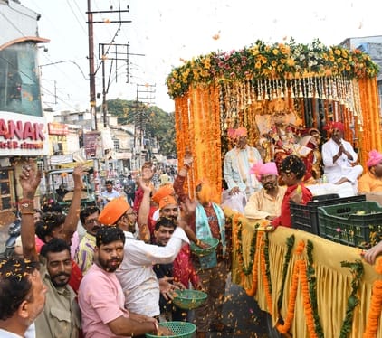 अग्रसेन जयंती के अवसर पर निकाली गई शोभा यात्रा में ऊंट पर सवार बच्चे। संवाद अग्रसेन जयंती के अवसर पर निकाली गई शोभा यात्रा में ऊंट पर सवार बच्चे। संवाद