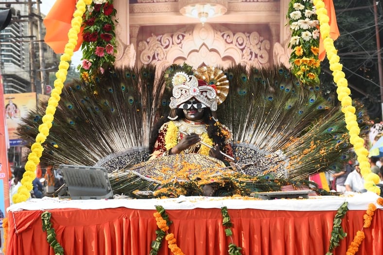 अग्रसेन जयंती के अवसर पर निकाली गई शोभा यात्रा में ऊंट पर सवार बच्चे। संवाद अग्रसेन जयंती के अवसर पर निकाली गई शोभा यात्रा में ऊंट पर सवार बच्चे। संवाद