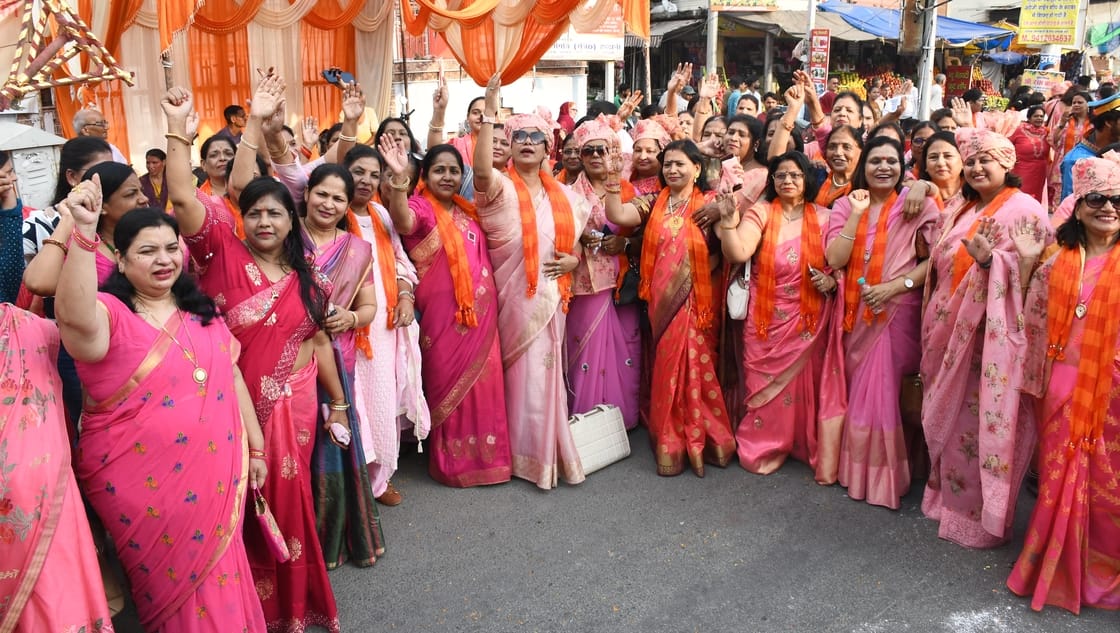 अग्रसेन जयंती के अवसर पर निकाली गई शोभा यात्रा में ऊंट पर सवार बच्चे। संवाद अग्रसेन जयंती के अवसर पर निकाली गई शोभा यात्रा में ऊंट पर सवार बच्चे। संवाद