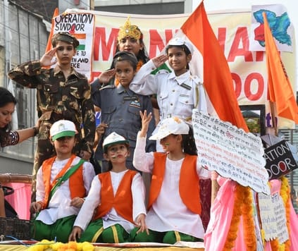 अग्रसेन जयंती के अवसर पर निकाली गई शोभा यात्रा में ऊंट पर सवार बच्चे। संवाद अग्रसेन जयंती के अवसर पर निकाली गई शोभा यात्रा में ऊंट पर सवार बच्चे। संवाद