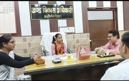 अलीगंज बीडीओ कार्यालय में अधिकारियों से प्रार्थनापत्रों के संबंध में वार्ता करतीं एक दिन की बी अलीगंज बीडीओ कार्यालय में अधिकारियों से प्रार्थनापत्रों के संबंध में वार्ता करतीं एक दिन की बी