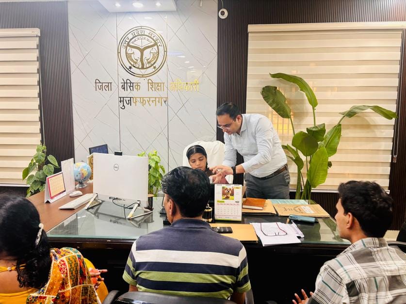बीएसए कार्यालय में छात्रा वंशिका को बीएसए का कार्यों से अवगत कराते हुए बीएसए संदीप कुमार