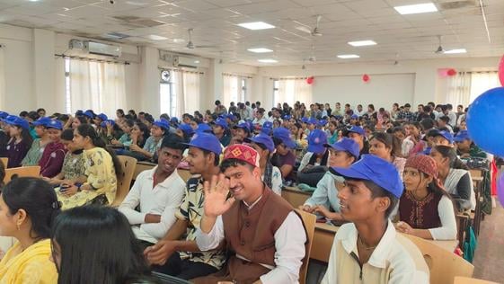 बरोटीवाला कालेज में एनएसएस दिवस पर स्वयं सेवकों को स्मृति चिंह देते हुए प्राचार्य व मुख्य अतिथि