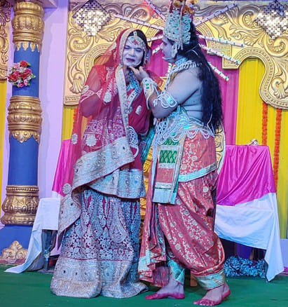 चरथावल रामलीलां मंच पर मनमोहक मुद्रा में कलाकार: संवाद चरथावल रामलीलां मंच पर मनमोहक मुद्रा में कलाकार: संवाद