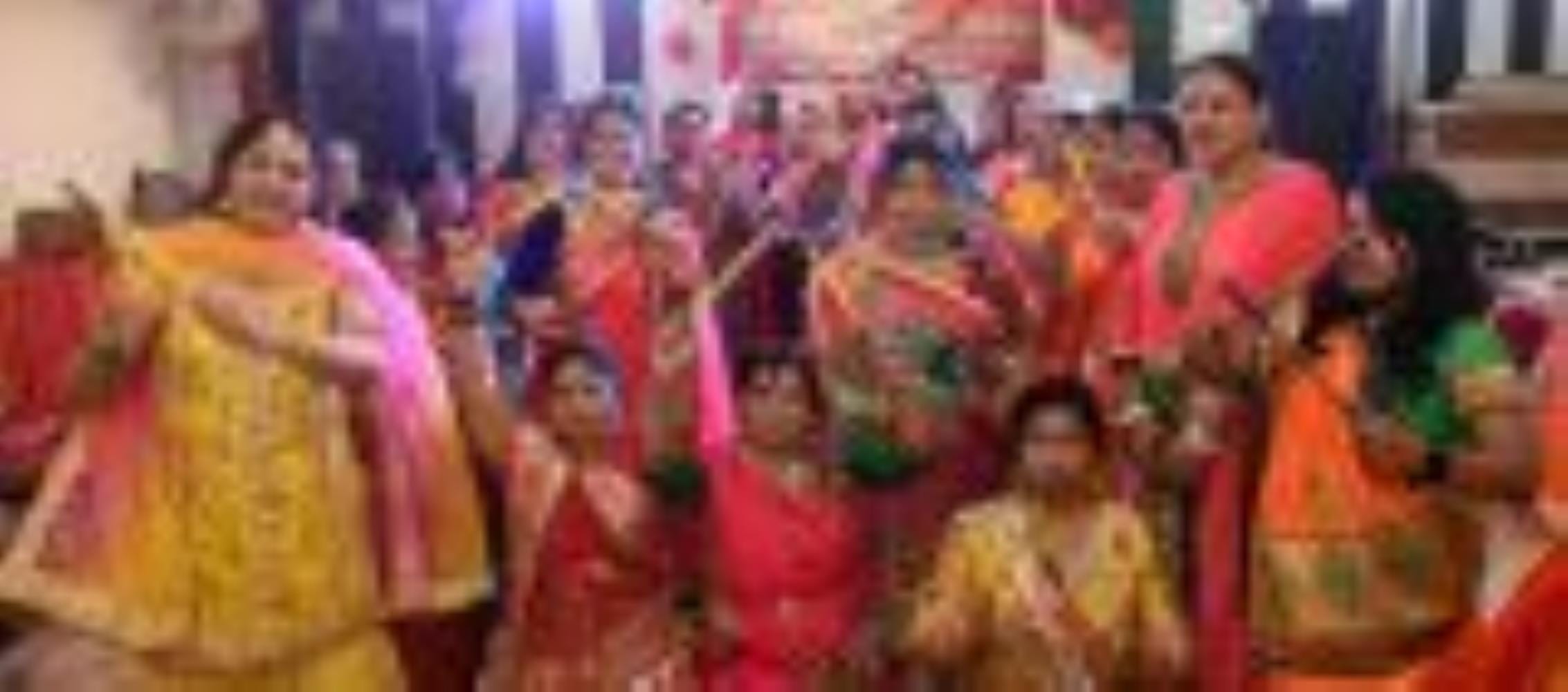 डांडिया नाइट में भक्ति गीतों पर जमकर झूमीं महिलाएं डांडिया नाइट में भक्ति गीतों पर जमकर झूमीं महिलाएं