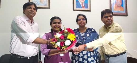 एसएसवी इंटर कॉलेज मुरलीपुर में छात्रा साक्षी को एक दिन की प्रधानाचार्य बनाया गया। स्रोत : संस्थ एसएसवी इंटर कॉलेज मुरलीपुर में छात्रा साक्षी को एक दिन की प्रधानाचार्य बनाया गया। स्रोत : संस्थ