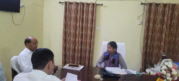 एसएसवी इंटर कॉलेज मुरलीपुर में छात्रा साक्षी को एक दिन की प्रधानाचार्य बनाया गया। स्रोत : संस्थ एसएसवी इंटर कॉलेज मुरलीपुर में छात्रा साक्षी को एक दिन की प्रधानाचार्य बनाया गया। स्रोत : संस्थ