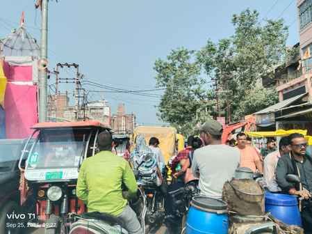 फोटो - 20 चौक बाजार में जाम में फंसे वाहन। संवाद