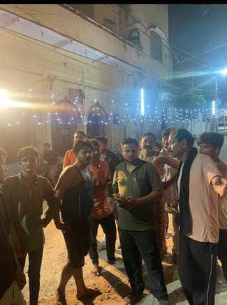 फोटो- 22 बुधवार की रात को फ्यूज जोड़ता बिजली कर्मचारी। स्रोत-स्वयं