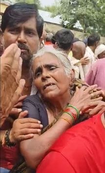 फोटो 25 सीकेटीपी-10- परिचय- खाद के लिए मानिकपुर के केंद्र के बाहर लगी भीड़। संवाद फोटो 25 सीकेटीपी-10- परिचय- खाद के लिए मानिकपुर के केंद्र के बाहर लगी भीड़। संवाद