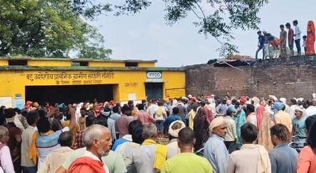 फोटो 25 सीकेटीपी-10- परिचय- खाद के लिए मानिकपुर के केंद्र के बाहर लगी भीड़। संवाद फोटो 25 सीकेटीपी-10- परिचय- खाद के लिए मानिकपुर के केंद्र के बाहर लगी भीड़। संवाद