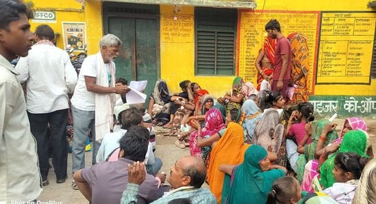 फोटो 25 सीकेटीपी-10- परिचय- खाद के लिए मानिकपुर के केंद्र के बाहर लगी भीड़। संवाद फोटो 25 सीकेटीपी-10- परिचय- खाद के लिए मानिकपुर के केंद्र के बाहर लगी भीड़। संवाद