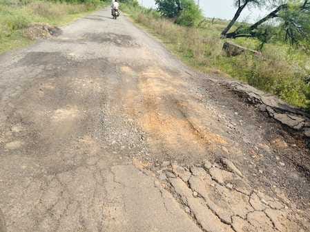 फोटो -26 कदौरा इकौना मार्ग पूरी तरह ध्वस्त। संवाद फोटो -26 कदौरा इकौना मार्ग पूरी तरह ध्वस्त। संवाद