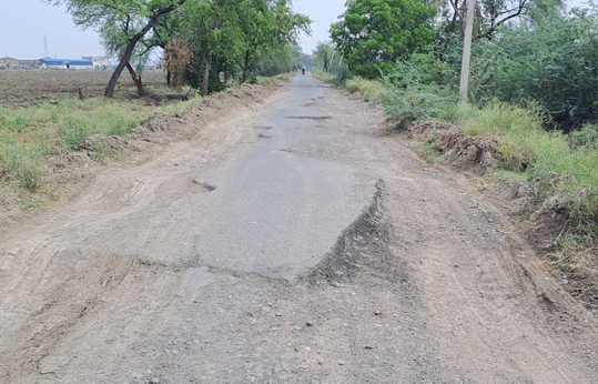 फोटो -26 कदौरा इकौना मार्ग पूरी तरह ध्वस्त। संवाद फोटो -26 कदौरा इकौना मार्ग पूरी तरह ध्वस्त। संवाद