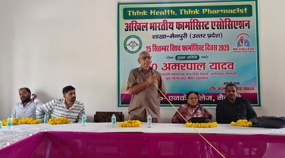 फोटो 29- सीएचसी भोगांव का निरीक्षण करती दिल्ली से आई टीम। स्रोत स्वास्थ्य विभाग