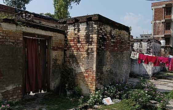 फायर स्टेशन के सामने जर्जर अवस्था में पुलिस आवास। संवाद फायर स्टेशन के सामने जर्जर अवस्था में पुलिस आवास। संवाद