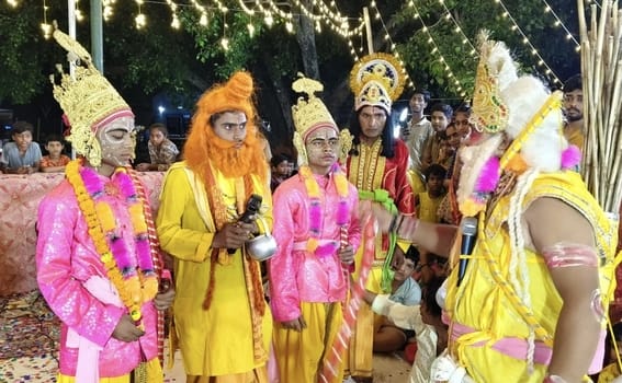 गोला के मां वैष्णों दरबार में सजी देवी मां की मूर्ति। स्रोत : आयोजक