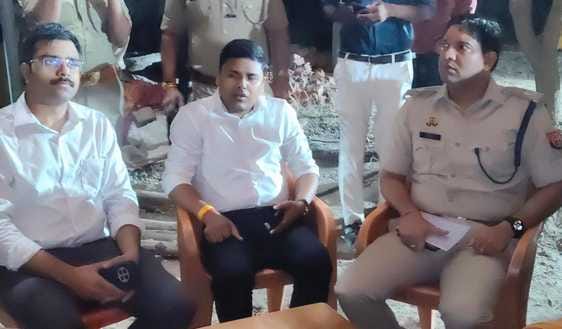 हर्रैया के रजवापुर में विवाद के दौरान जुटी भीड़- ग्रामीण हर्रैया के रजवापुर में विवाद के दौरान जुटी भीड़- ग्रामीण