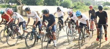कुरुक्षेत्र। साइकिलिंग प्रतियोगिता में जीत के लिए दौड़ लगाते साइकिलिस्ट। संवाद कुरुक्षेत्र। साइकिलिंग प्रतियोगिता में जीत के लिए दौड़ लगाते साइकिलिस्ट। संवाद