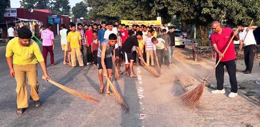 कुरुक्षेत्र। स्वच्छता अभियान के सफाई करते विद्यापीठ के ब्रह्मचारी। विज्ञप्ति कुरुक्षेत्र। स्वच्छता अभियान के सफाई करते विद्यापीठ के ब्रह्मचारी। विज्ञप्ति