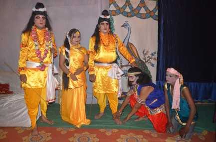कुर्रिया कलां के ग्राम चौहनापुर में निकाली गई श्रीराम बरात में शामिल झांकियां। संवाद