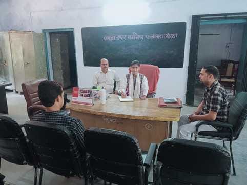 लक्ष्मी देवी आर्य कन्या डिग्री कालेज में मिशन शक्ति कार्यक्रम में उपस्थित अतिथि। (मवाना)