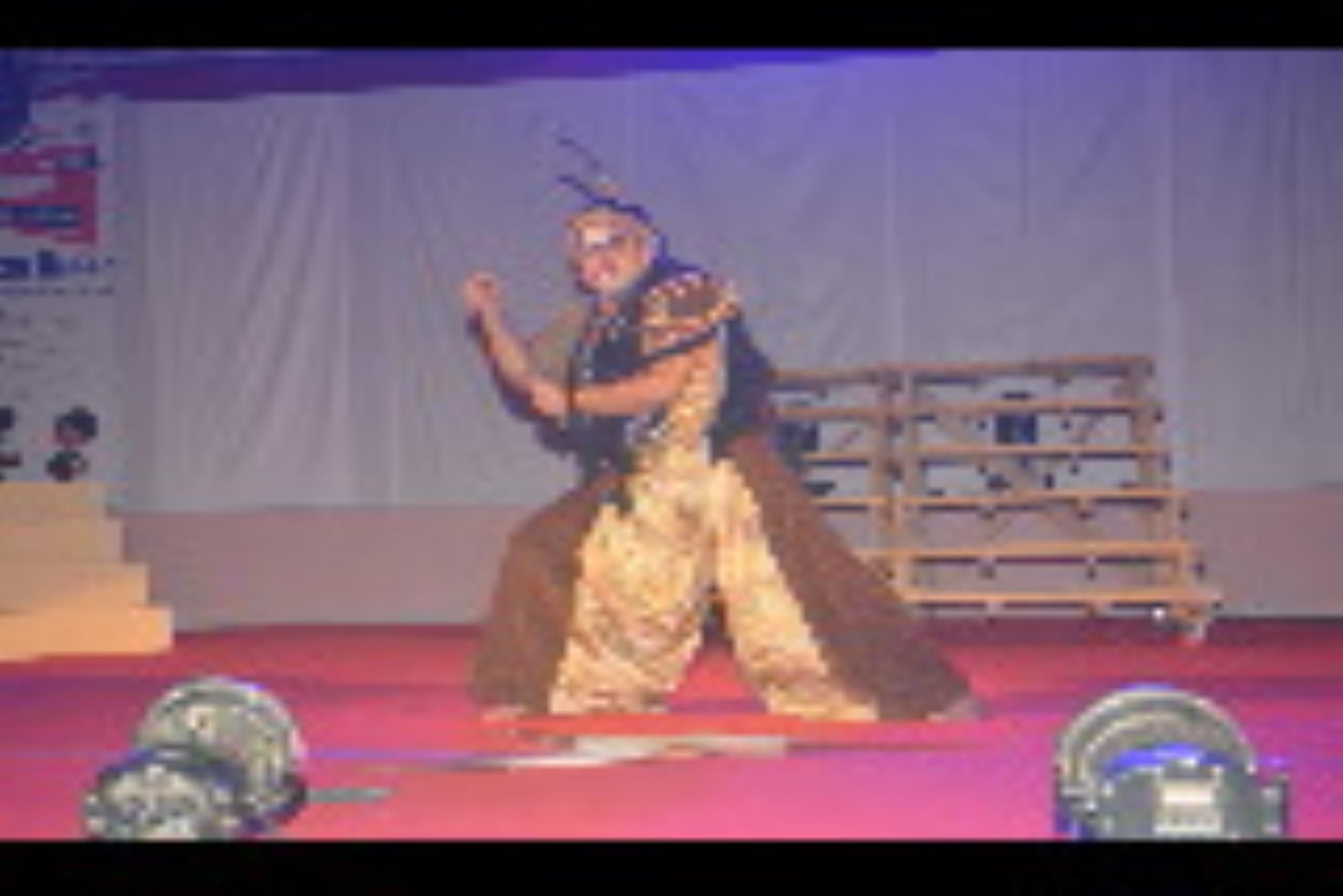 लखनऊ विश्वविद्यालय परिसर में लगे गोमती पुस्तक महोत्सव में स्टोरीलैंड कार्यक्रम में बच्चों को सव