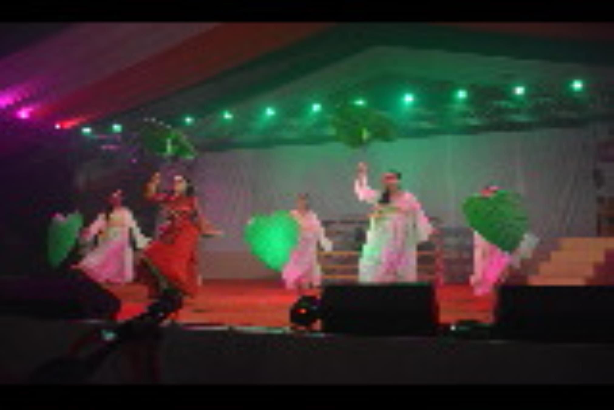 लखनऊ विश्वविद्यालय परिसर में लगे गोमती पुस्तक महोत्सव में स्टोरीलैंड कार्यक्रम में बच्चों को सव