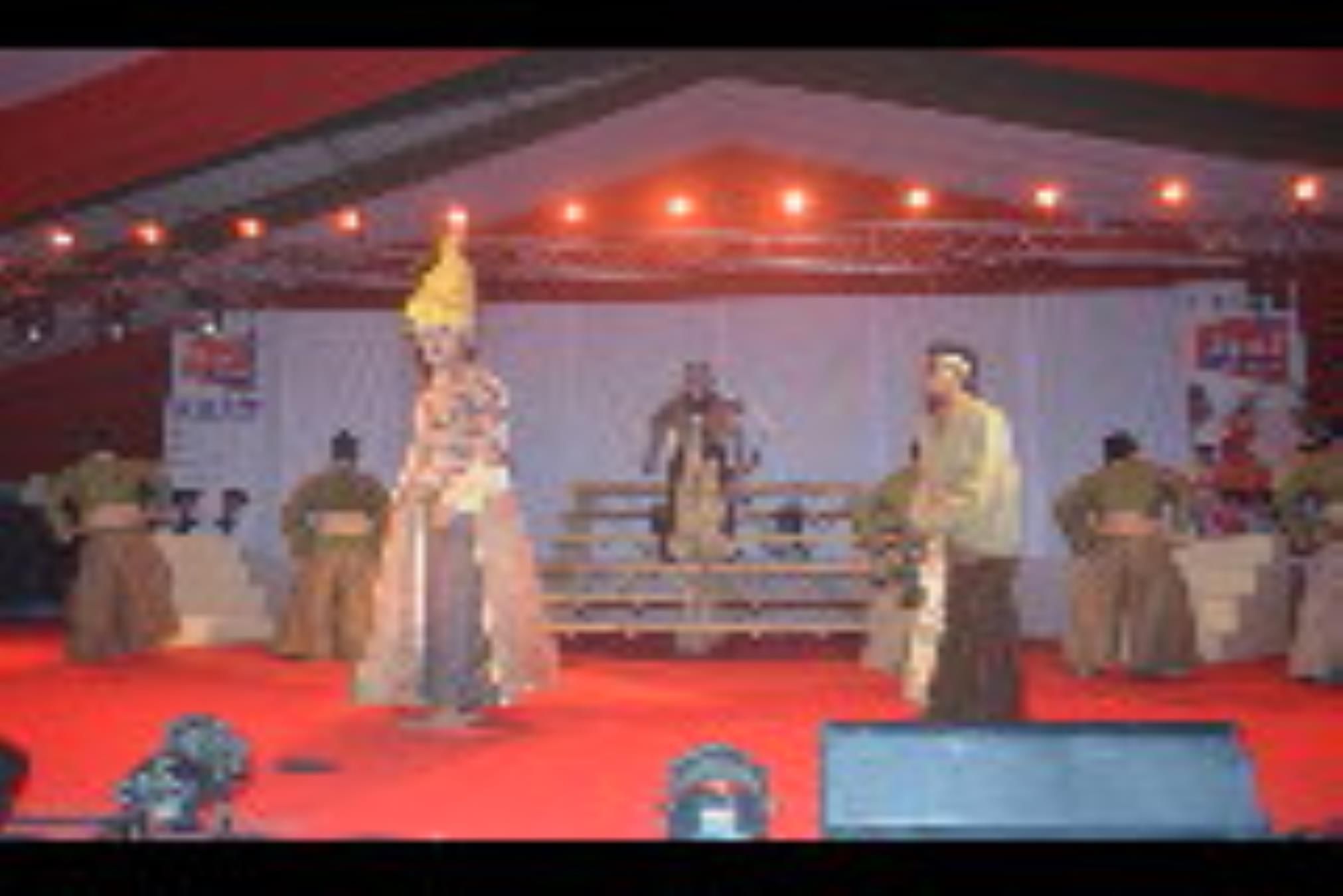 लखनऊ विश्वविद्यालय परिसर में लगे गोमती पुस्तक महोत्सव में स्टोरीलैंड कार्यक्रम में बच्चों को सव