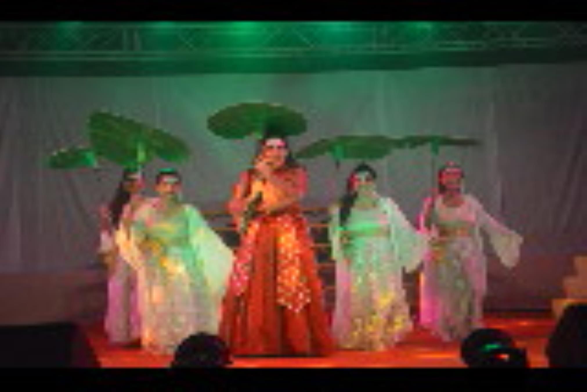 लखनऊ विश्वविद्यालय परिसर में लगे गोमती पुस्तक महोत्सव में स्टोरीलैंड कार्यक्रम में बच्चों को सव