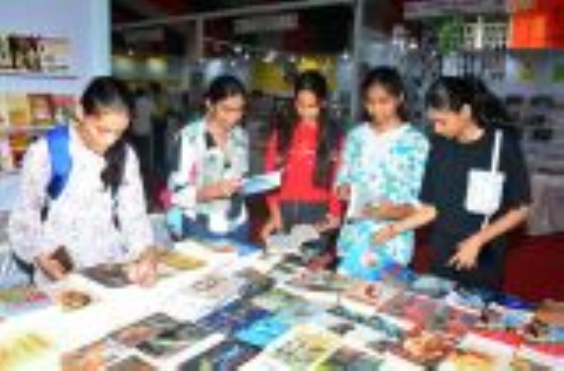 लखनऊ विश्वविद्यालय परिसर में लगे गोमती पुस्तक महोत्सव में स्टोरीलैंड कार्यक्रम में बच्चों को सव