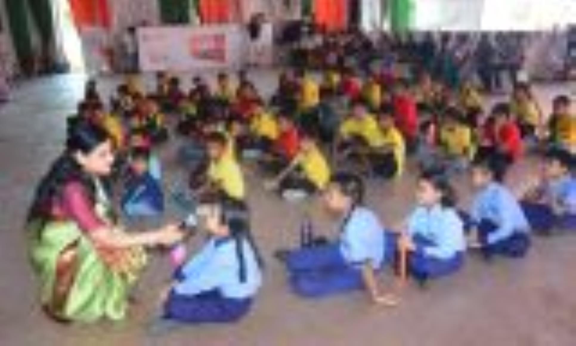 लखनऊ विश्वविद्यालय परिसर में लगे गोमती पुस्तक महोत्सव में स्टोरीलैंड कार्यक्रम में बच्चों को सव