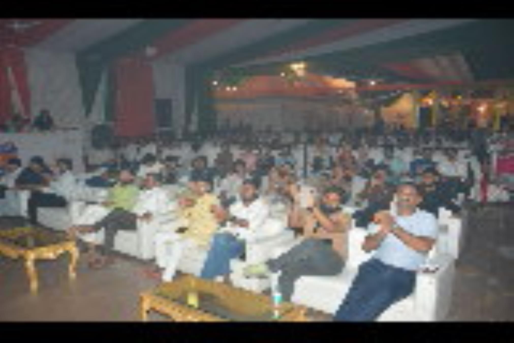 लखनऊ विश्वविद्यालय परिसर में लगे गोमती पुस्तक महोत्सव में स्टोरीलैंड कार्यक्रम में बच्चों को सव