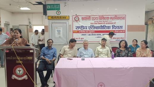 मेडिकल कॉलेज में आयोजित संगोष्ठी में मंचासीन चिकित्सक। संवाद। मेडिकल कॉलेज में आयोजित संगोष्ठी में मंचासीन चिकित्सक। संवाद।