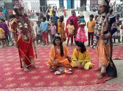 मिर्जापुर में कथा सुनाते गोपाल शास्त्री। स्रोत: आयोजक मिर्जापुर में कथा सुनाते गोपाल शास्त्री। स्रोत: आयोजक