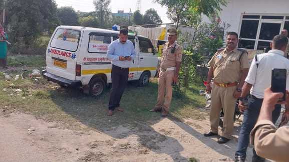 निगोही पुलिस ने जब्त किया लकड़ी से भरा ओवरलोड ट्रक। संवाद