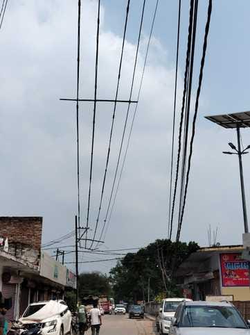 निगोही रोड उपकेंद्र के निसरजई फीडर पर तिरछा पोल। संवाद निगोही रोड उपकेंद्र के निसरजई फीडर पर तिरछा पोल। संवाद