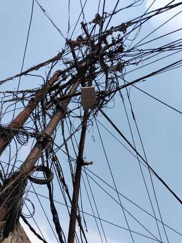 निगोही रोड उपकेंद्र के निसरजई फीडर पर तिरछा पोल। संवाद निगोही रोड उपकेंद्र के निसरजई फीडर पर तिरछा पोल। संवाद