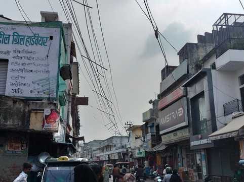 निगोही रोड उपकेंद्र के निसरजई फीडर पर तिरछा पोल। संवाद निगोही रोड उपकेंद्र के निसरजई फीडर पर तिरछा पोल। संवाद
