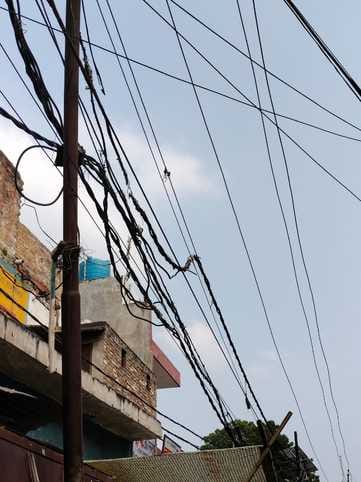निगोही रोड उपकेंद्र के निसरजई फीडर पर तिरछा पोल। संवाद निगोही रोड उपकेंद्र के निसरजई फीडर पर तिरछा पोल। संवाद