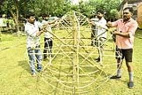 न्यू प्रकाशनगर कॉलोनी में दशहरे के िलए पुतले तैयार करते नरेश और उनके भाई। -संवाद न्यू प्रकाशनगर कॉलोनी में दशहरे के िलए पुतले तैयार करते नरेश और उनके भाई। -संवाद