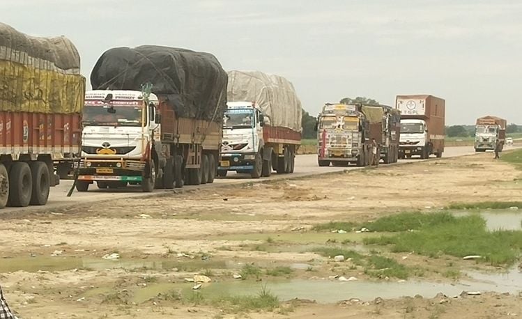 औरास में एक्सप्रेसवे के किनारे नो पार्किंग जोन में खड़े वाहन। संवाद